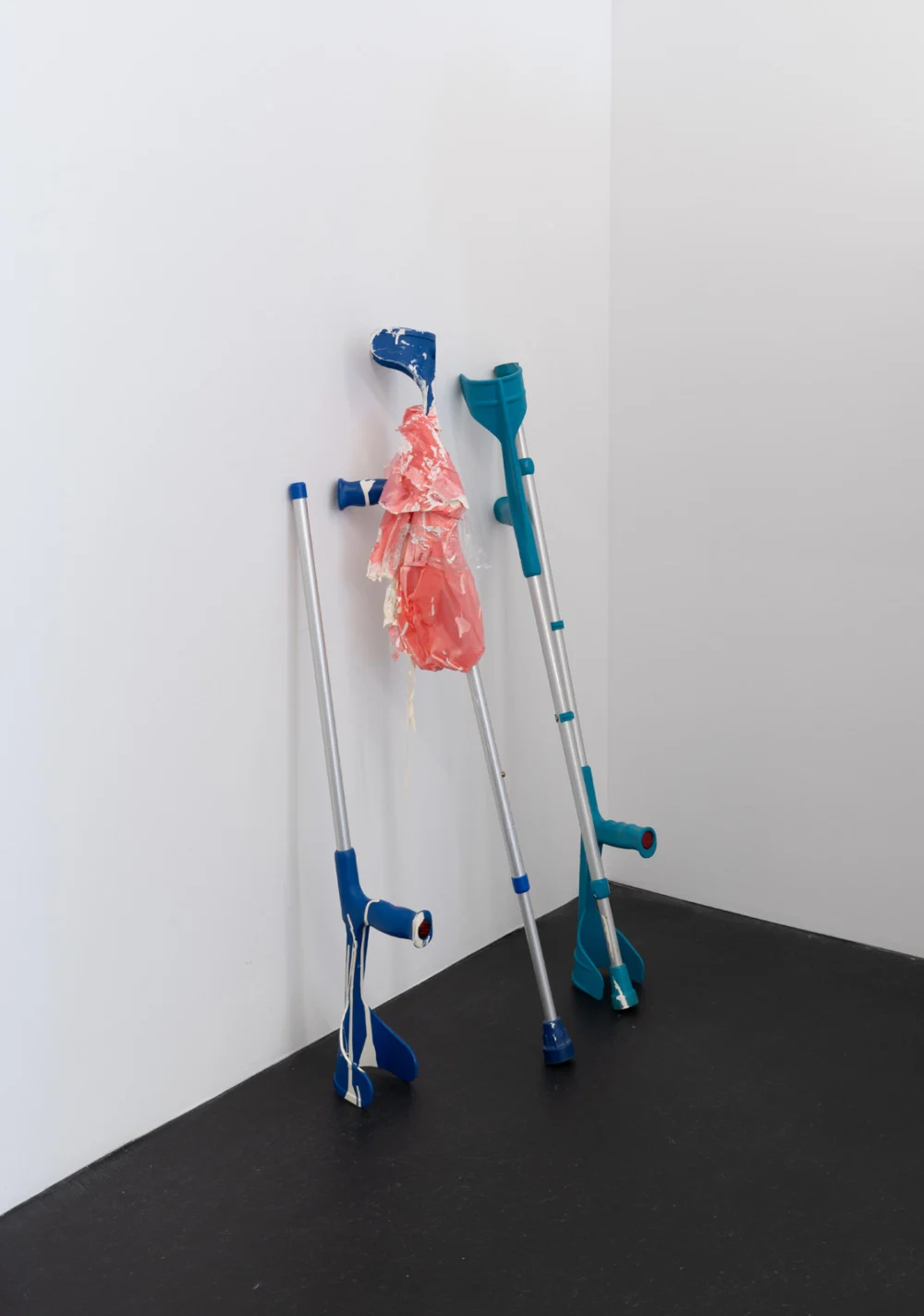 Isa Genzken, Untitled sculpture with crutches, 2006
